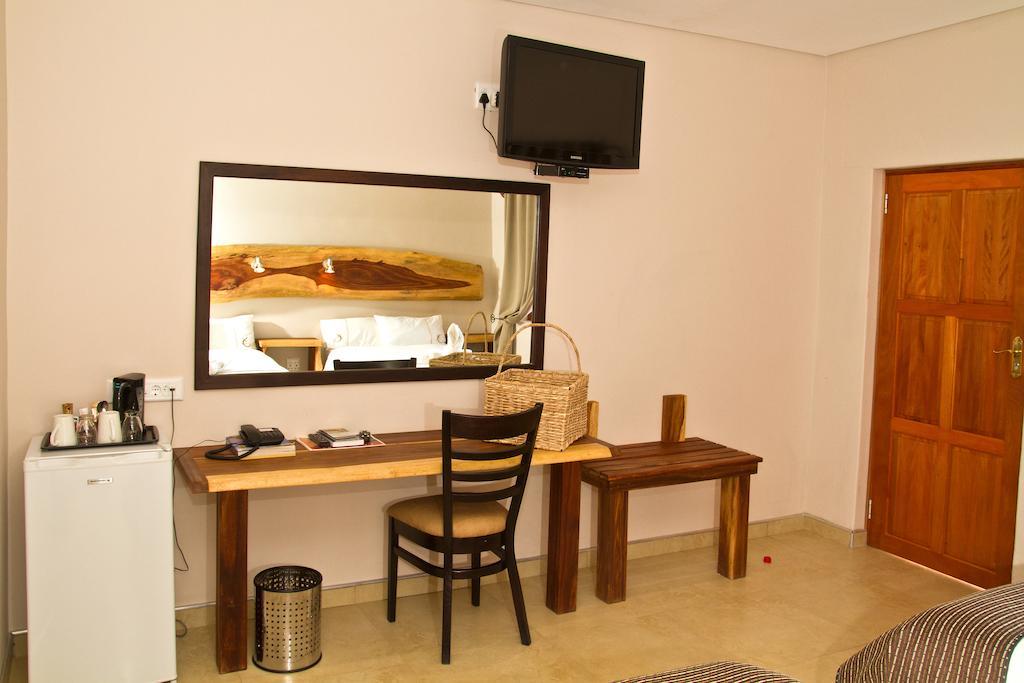 Cest Si Bon Hotel Otjiwarongo Szoba fotó